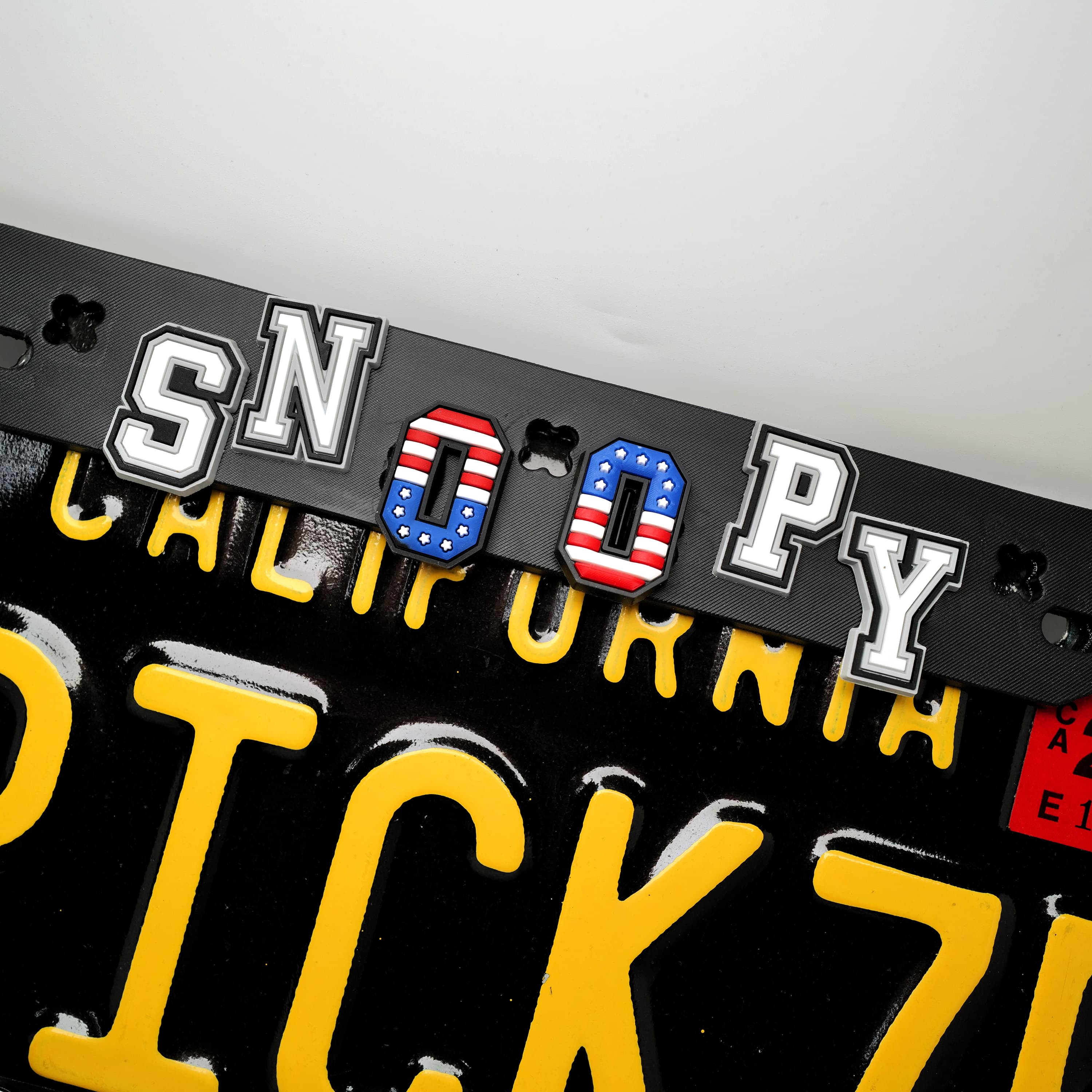 Makoauto DIY License Plate Frame - Customizable TPU Vehicle Decor with "Classic Cartoon Pup" Charms